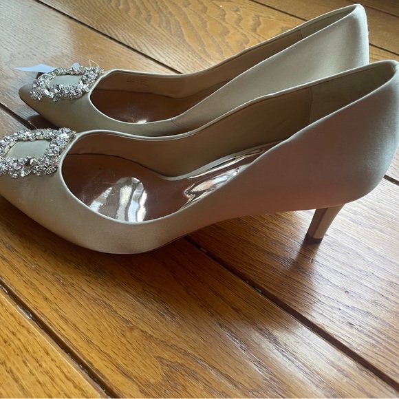 Cher Crystal Embellished Pump size 8
Badgley Mischka - Picture 8 of 8